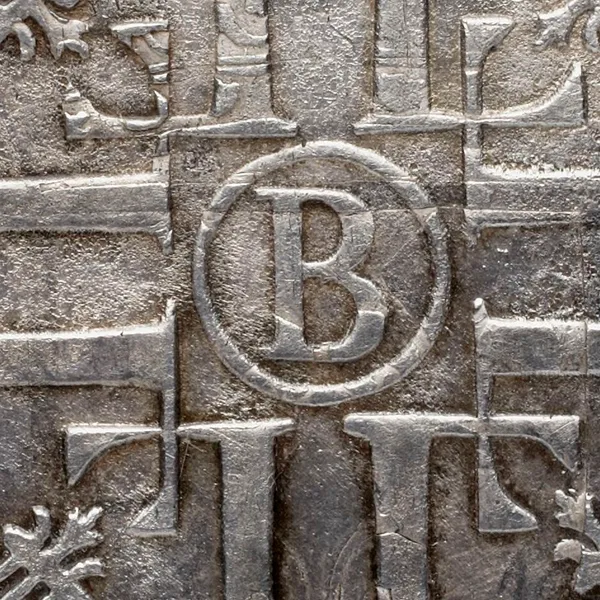 Gros plan sur la lettre B au centre d'un écu de Louis XIV frappé à Rouen en 1691
